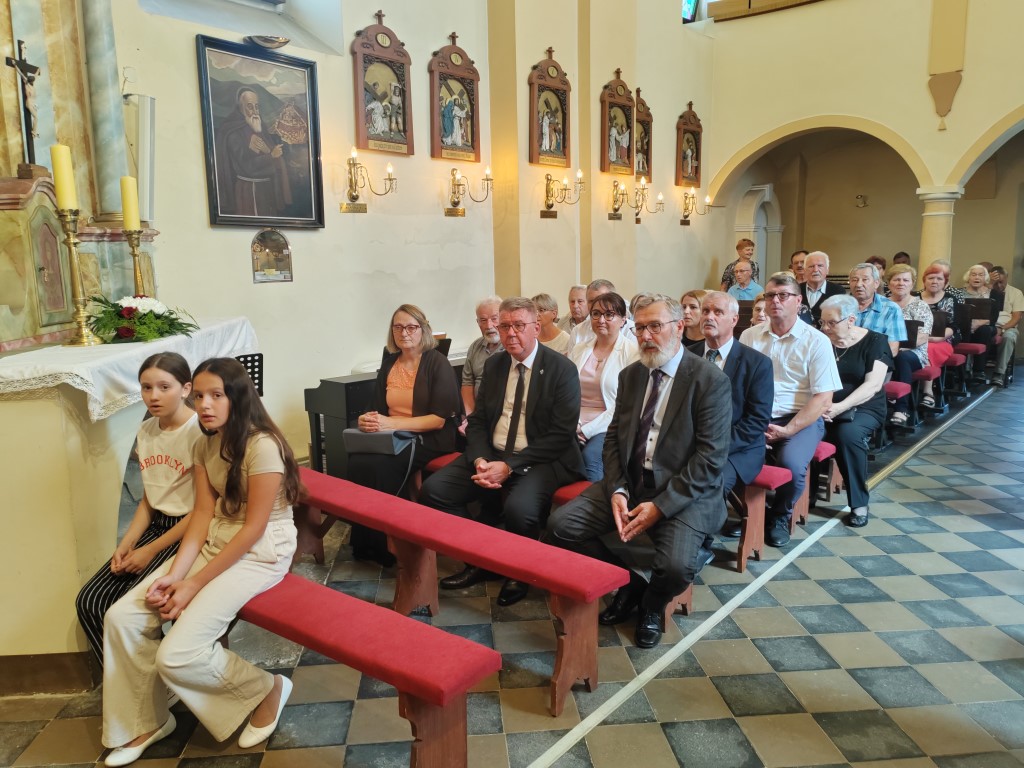 Povodom Dana Grada u župnoj crkvi Marije Kraljice i sv. Ladislava održana sveta misa