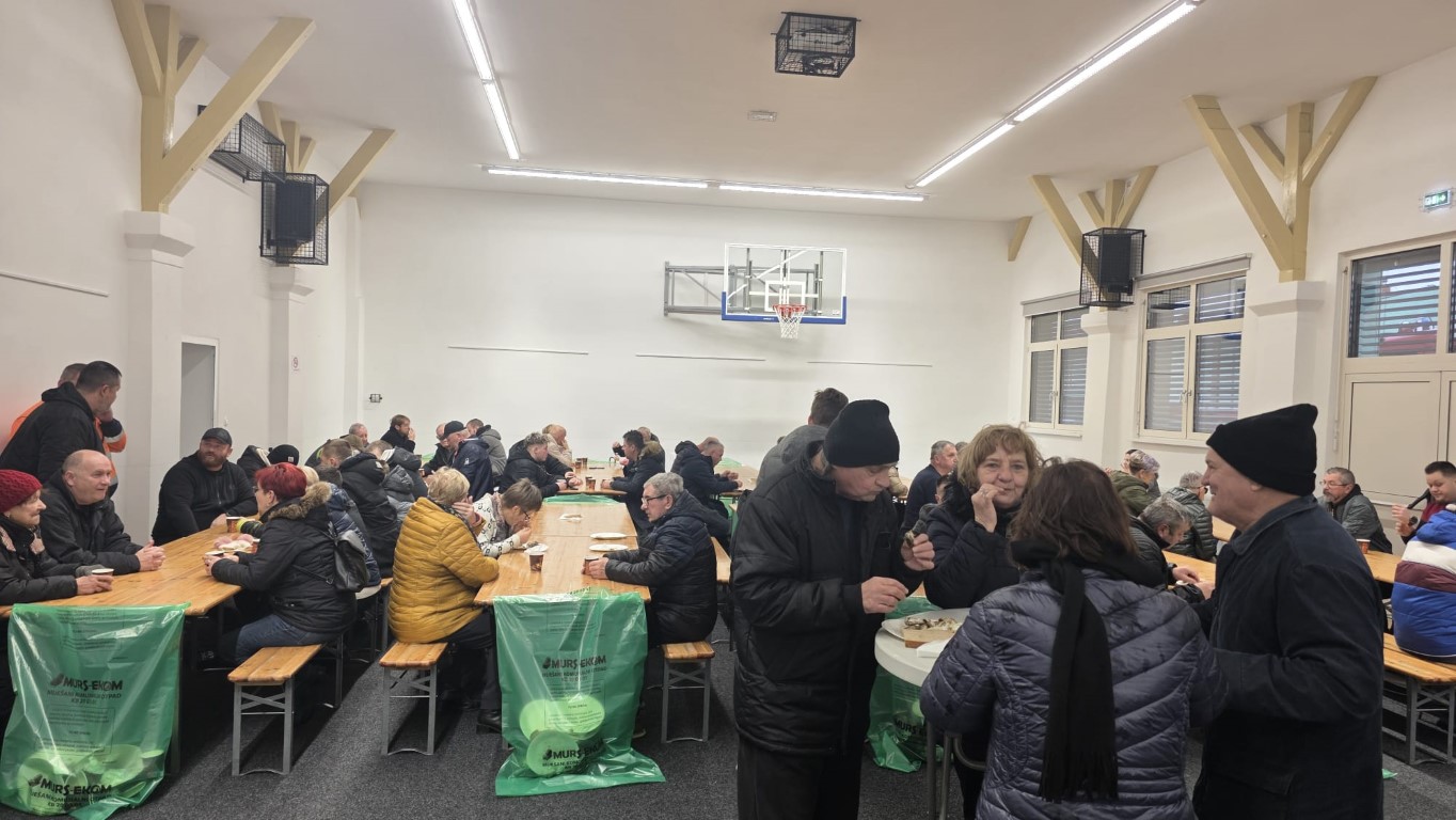 Badnje jutro uz ribice okupilo brojne građane u Sokolskom domu