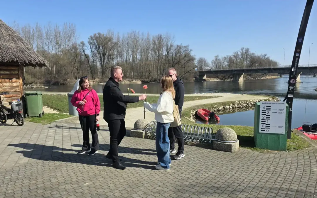 Gradonačelnik Dražen Srpak ženama dijelio karanfile povodom Dana žena