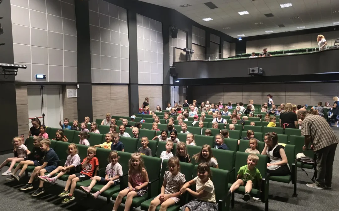 Kaštelanska „Tri praščića, vuk i mišić Janko” s oduševljenim gledalištem otvorili pete Murske patuljke