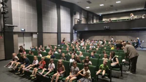 Kaštelanska „Tri praščića, vuk i mišić Janko” s oduševljenim gledalištem otvorili pete Murske patuljke