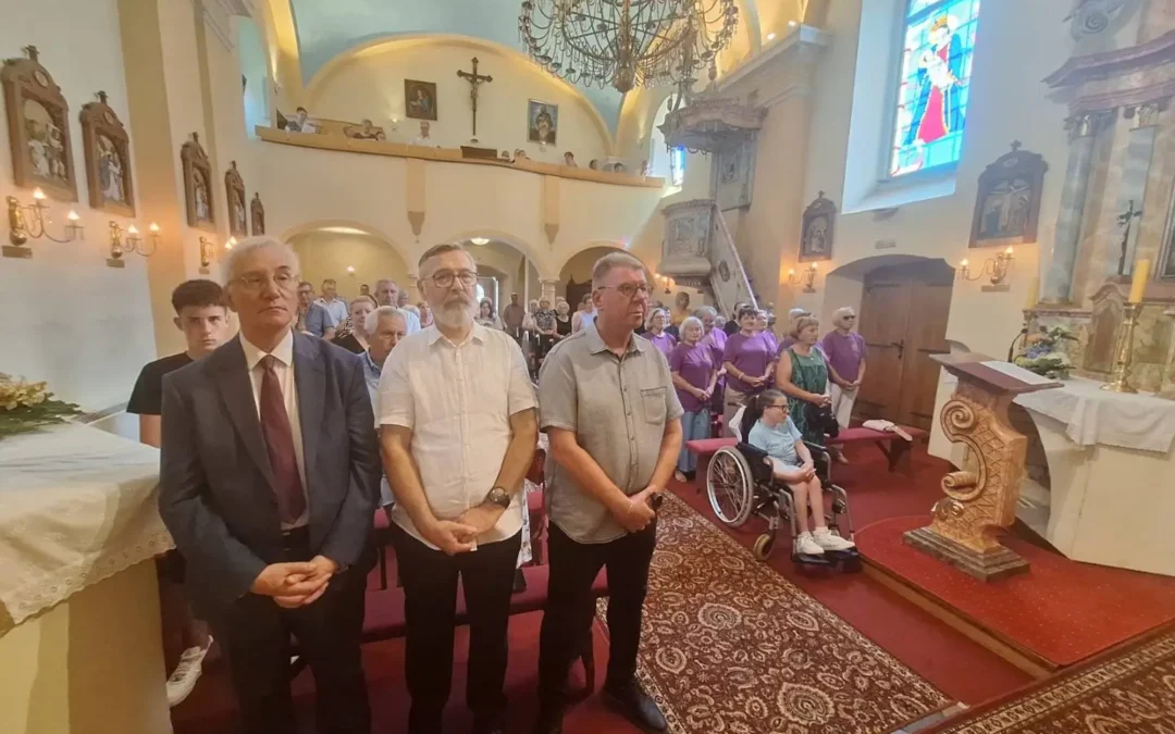Povodom Dana Grada u župnoj crkvi Marije Kraljice i sv. Ladislava održana sveta misa